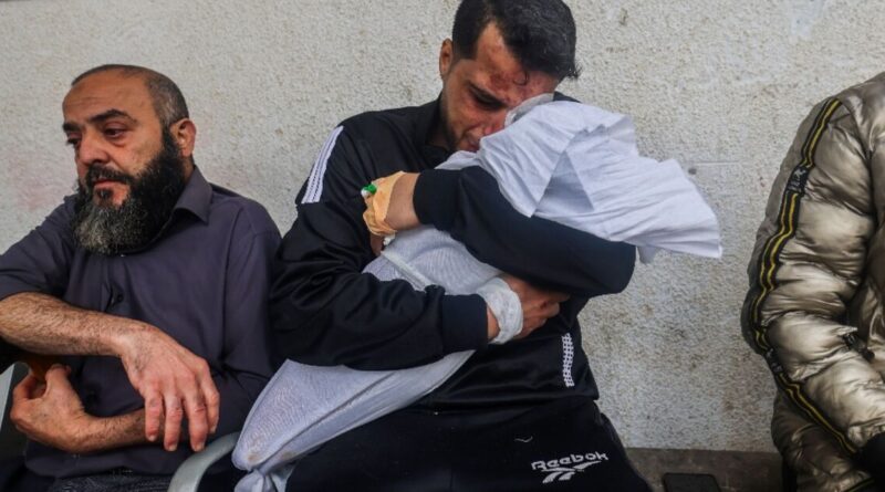 Photo and video journalists in Gaza to receive 'Golden Pen' award