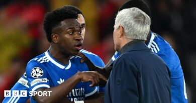 Vinicius Junior in conversation with Jose Mourinho