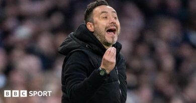 Roberto de Zerbi gesticulates with his hands while on the sidelines as Tottenham boss