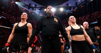 INGLEWOOD, CALIFORNIA - MAY 16: Gina Carano and Ronda Rousey stand with referee John McCarthy after their featherweight bout during the main card of Netflix's Ronda Rousey vs. Gina Carano at Intuit Dome on May 16, 2026 in Inglewood, California. Sarah Stier/Getty Images for Netflix/AFP (Photo by Sarah Stier / GETTY IMAGES NORTH AMERICA / Getty Images via AFP)