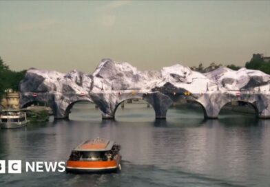 Timelapse footage shows giant 'cave' inflated over Paris bridge
