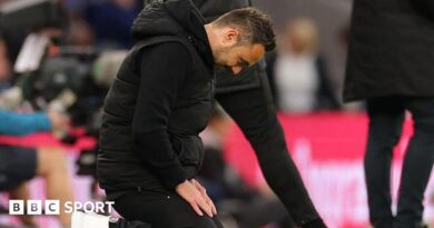 Roberto De Zerbi slumps to his knees during Tottenham Hotspur's draw at home to Leeds United.