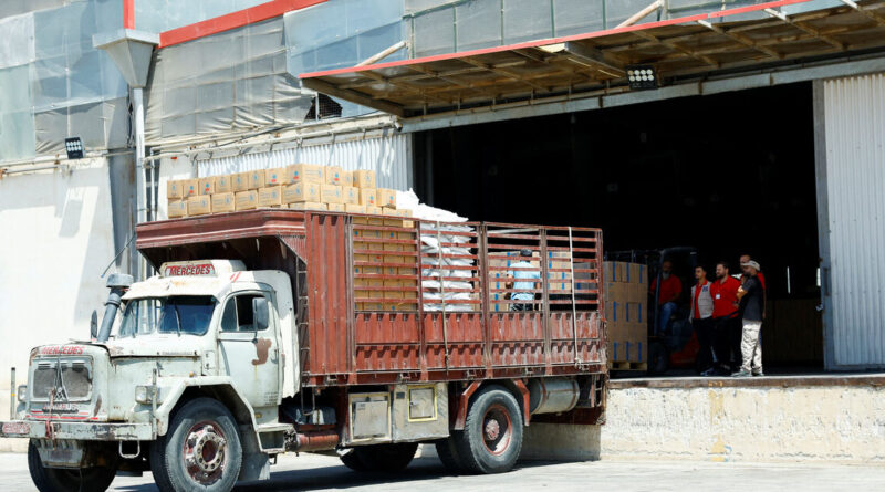UN food agency halves Syria food aid, halts bread subsidy over funding shortages