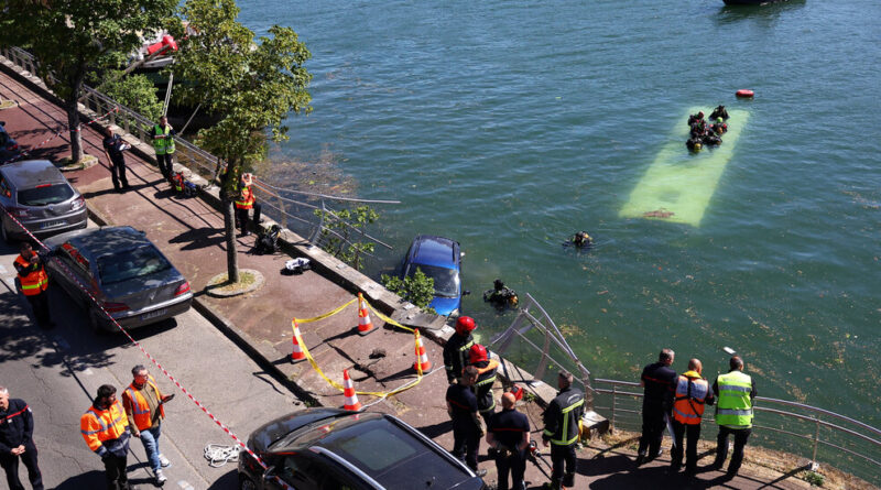 Very Dramatique! 4 Are Rescued After Trainee Driver Plunges Bus Into Seine