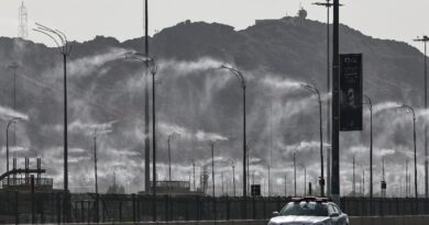 With ice cream and giant fans, hajj pilgrims battle searing heat