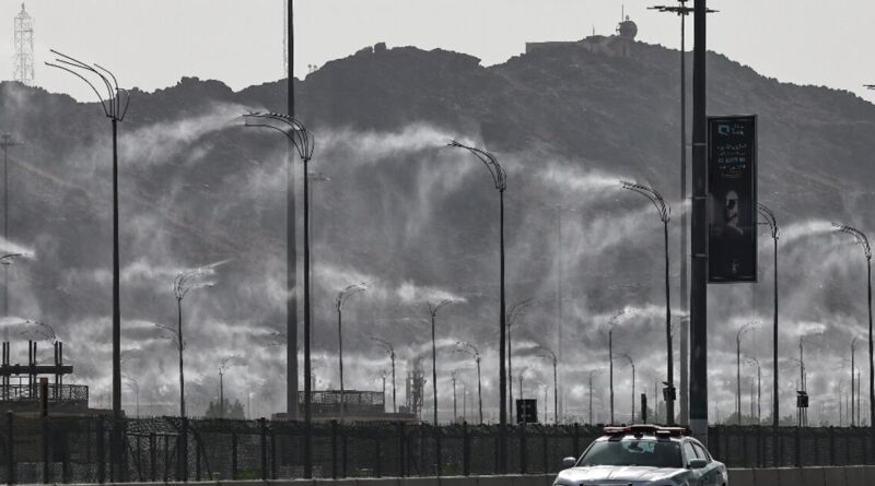 With ice cream and giant fans, hajj pilgrims battle searing heat