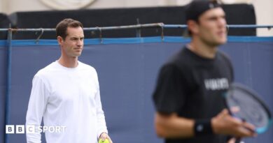 Andy Murray watches Jack Draper practise at Wimbledon
