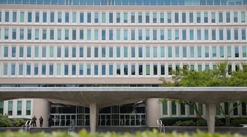 C.I.A. Officer Found With Gold Bars Said to Have Created Fake Spy Program