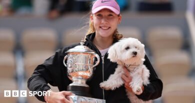 Mirra Andreeva kisses French Open trophy