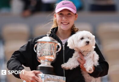 Mirra Andreeva kisses French Open trophy