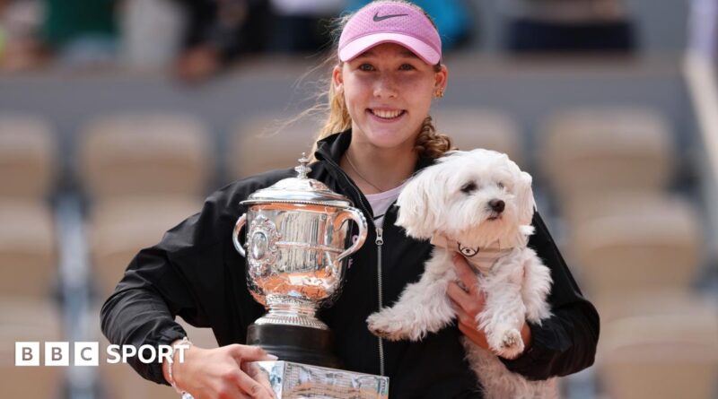 Mirra Andreeva kisses French Open trophy
