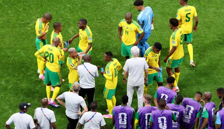 ATLANTA, GEORGIA - JUNE 18: South Africa players take a drink during a hydration break in the FIFA World Cup 2026 Group A match between Czechia and South Africa at Atlanta Stadium on June 18, 2026 in Atlanta, Georgia. Molly Darlington/Getty Images/AFP (Photo by Molly Darlington / GETTY IMAGES NORTH AMERICA / Getty Images via AFP)