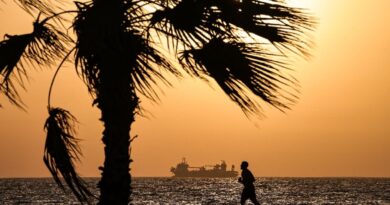 Iran targets Bahrain and Kuwait after new US strikes