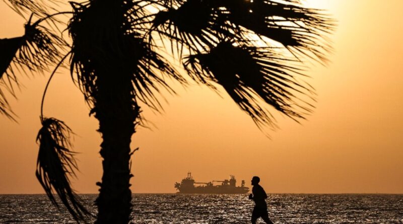 Iran targets Bahrain and Kuwait after new US strikes