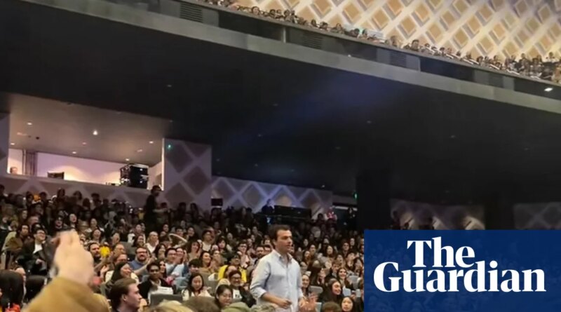 Is there a pianist in the house? Audience member steps up to perform in La La Land in Sydney