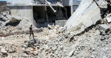 Israeli air strikes on Lebanon continue despite US-Iran deal