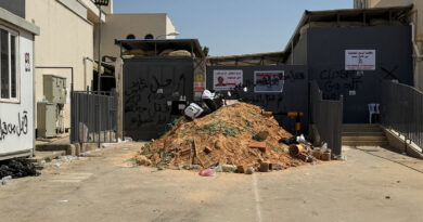 Libyans block off UN refugee office in protest against migrants