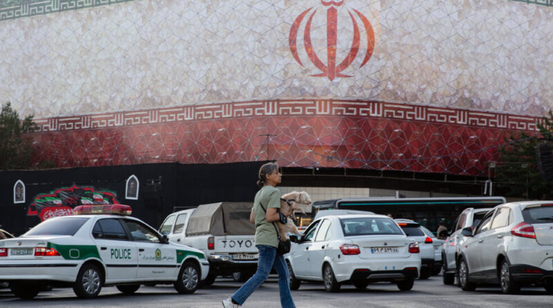 Mideast Live Updates: U.S. and Iran Trade Attacks With Few Signs of De-escalation