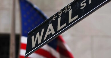 Nasdaq Drops 4% As Major Indexes Tumble During Tech Selloff