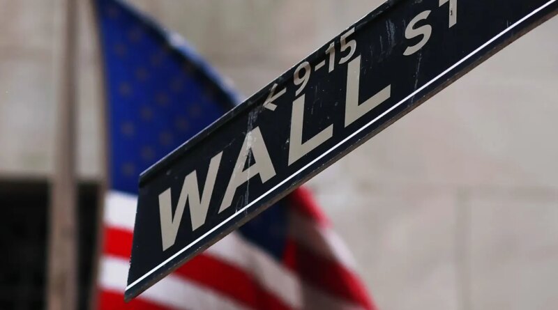 Nasdaq Drops 4% As Major Indexes Tumble During Tech Selloff