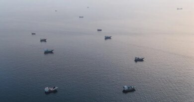 Oil prices rise as US, Iranian strikes threaten Strait of Hormuz reopening