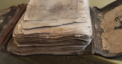 Reddit User Shares Stunning Handwritten Quran Passed Down Through Generations 1