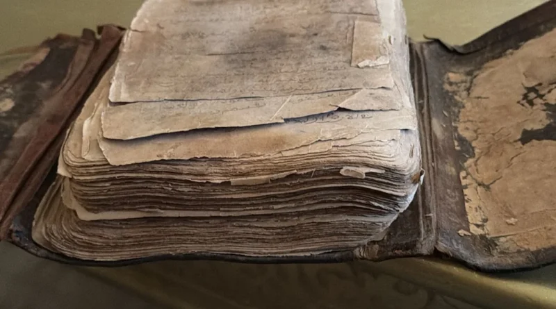 Reddit User Shares Stunning Handwritten Quran Passed Down Through Generations 1