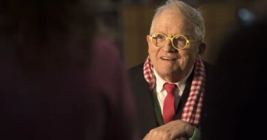 (FILES) British artist David Hockney gestures during a preview of The Queen's Window, a new stained glass window designed by Hockney and created by Barley Studio York, at Westminster Abbey in central London on September 26, 2018.