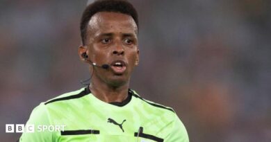 Omar Artan refereeing a match