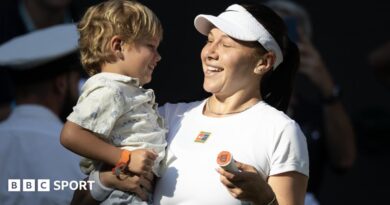 Amanda Anisimova with her nephew during Wimbledon