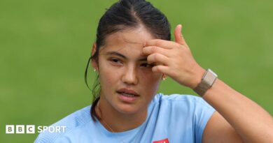Emma Raducanu wipes her brow