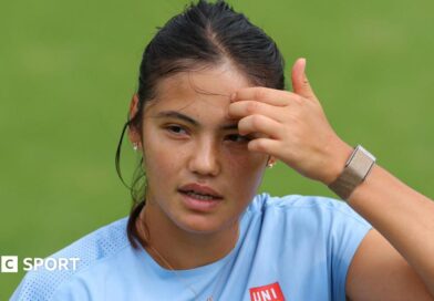 Emma Raducanu wipes her brow