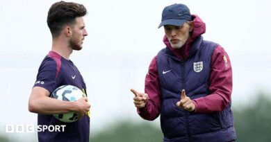 Declan Rice and Thomas Tuchel talking in England training
