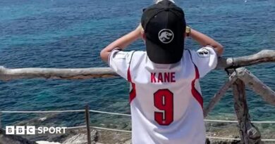 Child in Harry Kane shirt