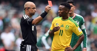 Brazilian referee Wilton Sampaio shows a red card to South Africa's midfielder #11 Themba Zwane during the 2026 World Cup Group A football match between Mexico and South Africa