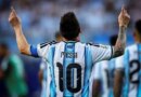 View of Messi from behind as he raises his arms