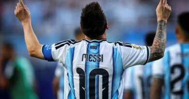 View of Messi from behind as he raises his arms