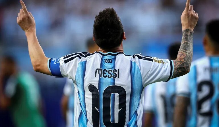 View of Messi from behind as he raises his arms