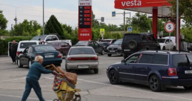 Cars queue for fuel at a gas station after the authorities restricted fuel sales amid a supply shortage following Ukrainian attacks on logistics routes in the course of Russia-Ukraine conflict, in the Black Sea resort city of Yevpatoriya, Crimea, June 3, 2026. REUTERS/Alexey Pavlishak