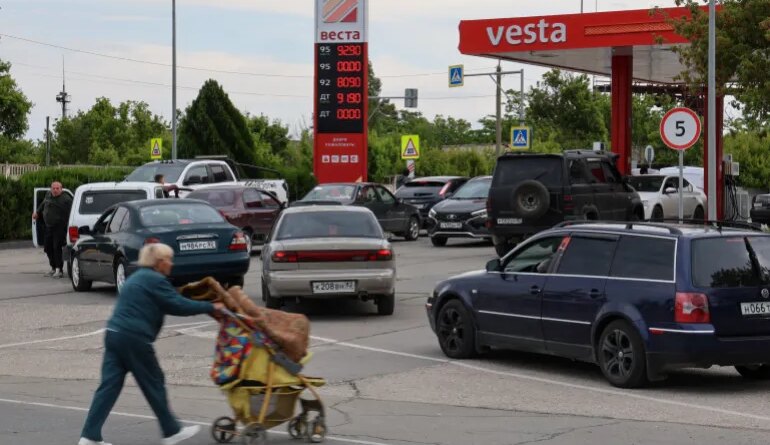Cars queue for fuel at a gas station after the authorities restricted fuel sales amid a supply shortage following Ukrainian attacks on logistics routes in the course of Russia-Ukraine conflict, in the Black Sea resort city of Yevpatoriya, Crimea, June 3, 2026. REUTERS/Alexey Pavlishak