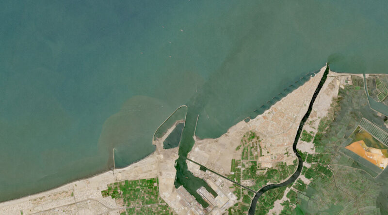 Analysis-Drone strike in Egypt sparks security concerns about Suez oil exports