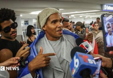 Luis Manuel Otero Alcántara speaks to journalists at Miami airport. 