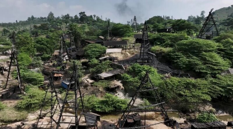 Drilling for Oil the Old-Fashioned Way in ‘Little Texas,’ Indonesia