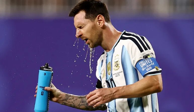 Argentina's Lionel Messi pours water on his face