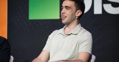 Filing: College app Fizz accuses VC of sharing confidential startup information with rival Sidechat | TechCrunch