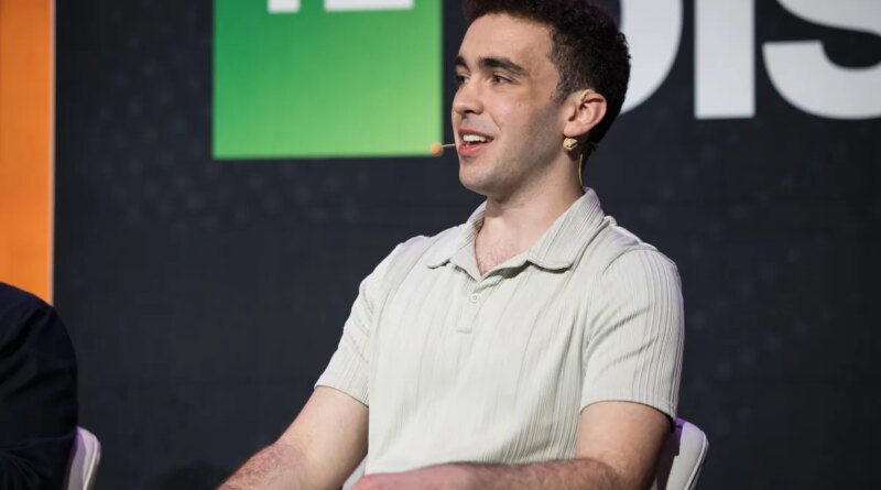Filing: College app Fizz accuses VC of sharing confidential startup information with rival Sidechat | TechCrunch
