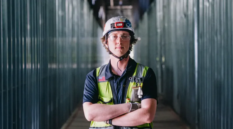 I skipped college and now earn over $40 an hour in a blue-collar job. The AI boom is creating more opportunities for me.
