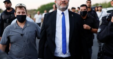 Israeli ministers join march to Gaza to demand return of settlements