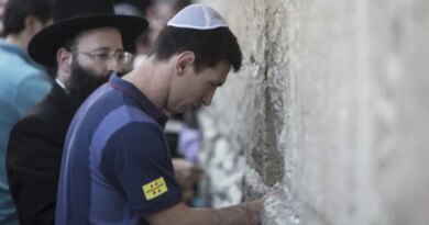 FC Barcelona football player Lionel Messi (R) puts a paper with wishes in a crack in the Western Wall, Judaism's holiest site, in Jerusalem, August 4, 2013. The club is on a two-day visit to Israel and the West Bank. AFP PHOTO/OLIVER WEIKEN-POOL (Photo by OLIVER WEIKEN / POOL / AFP)
