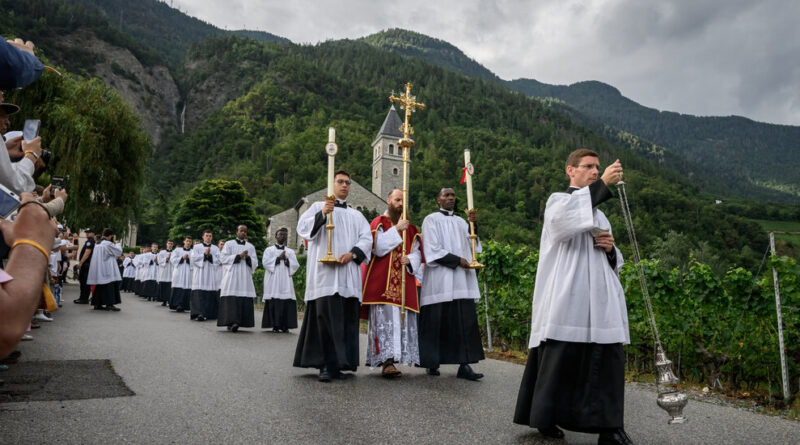 Rebel Catholics Defy Vatican’s Calls to Return to Mainstream Church